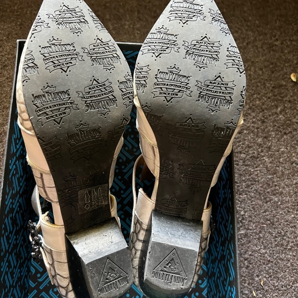 John Fluevog Alicia White Croc, t-strap shoes, skull buckle. Sz 8 fits like a 7. - Picture 3 of 10